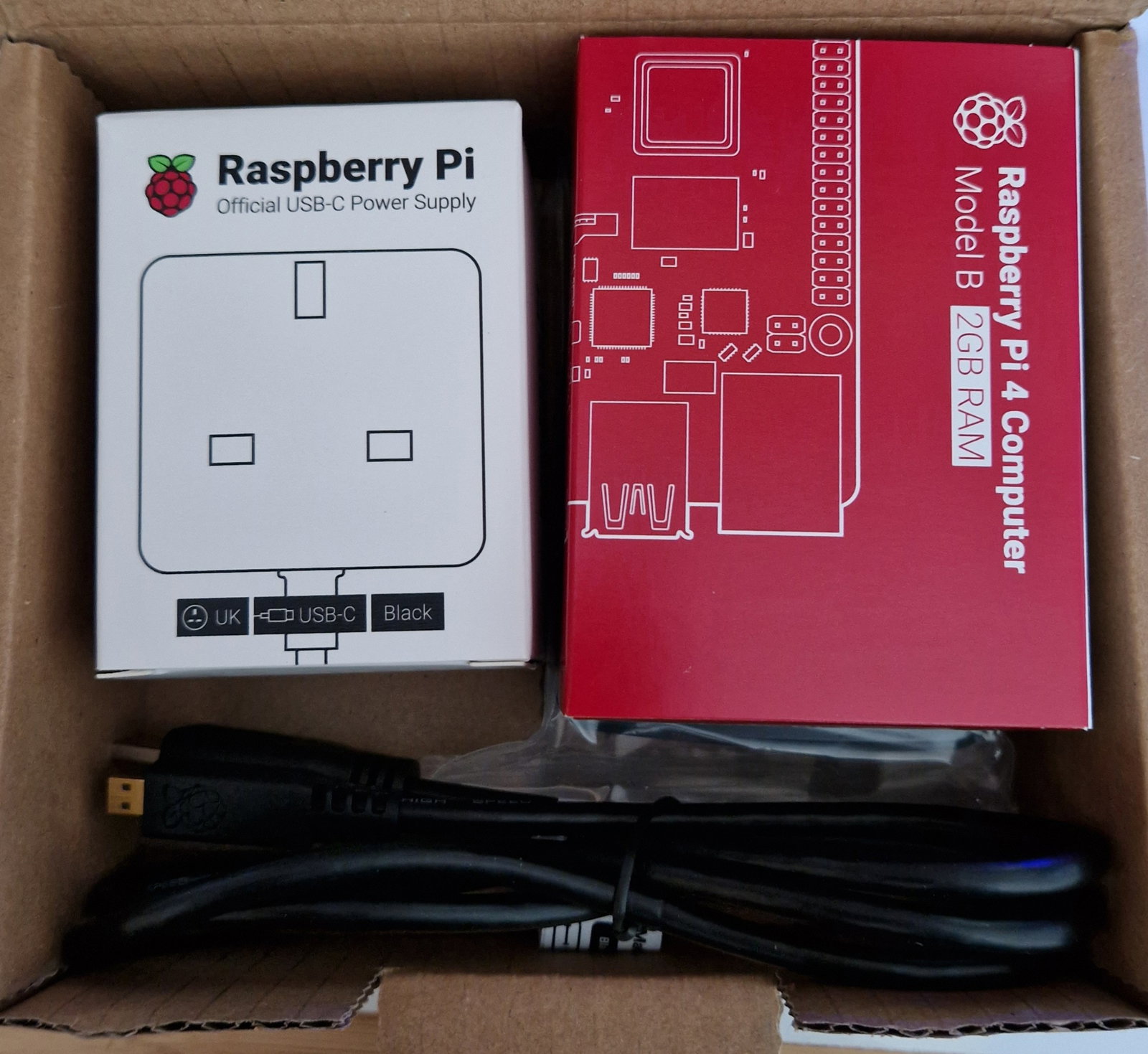 Raspberry Pi 4 + Essentials Kit